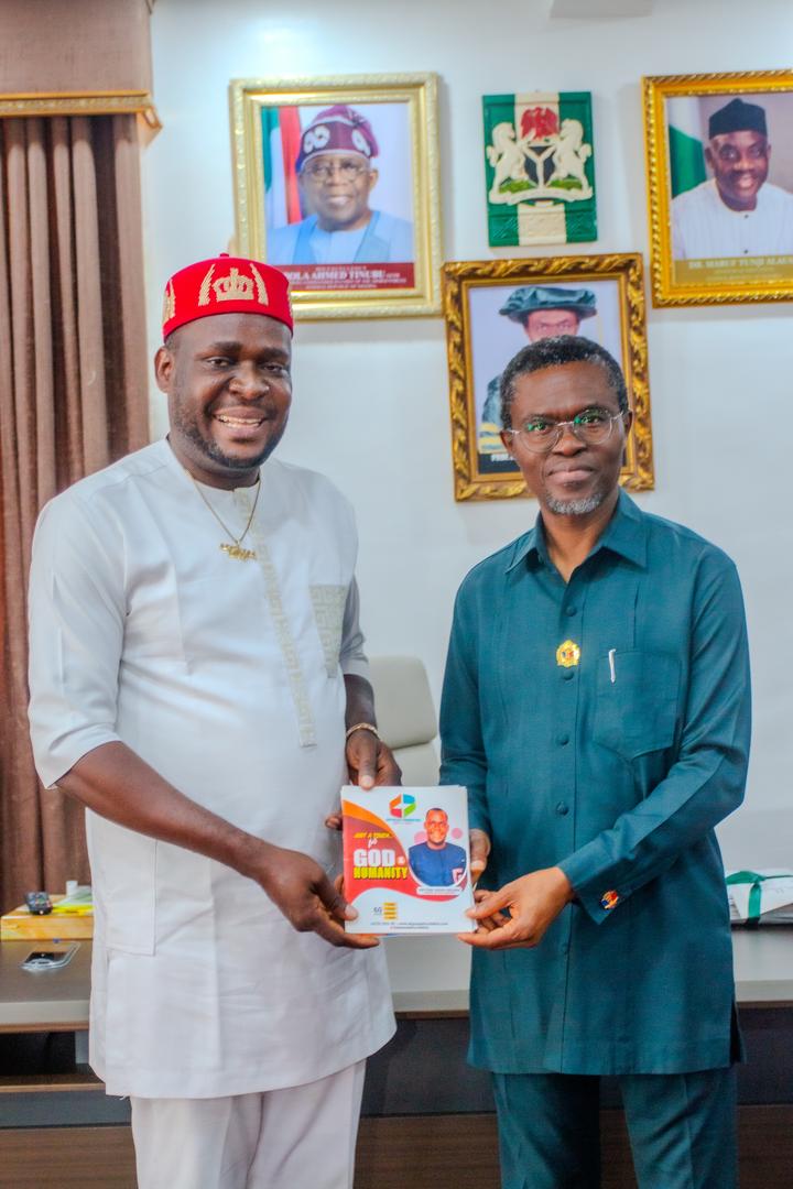 Nnamdi Azikiwe University Alumnus Endows ₦500,000 for Best Graduating Students