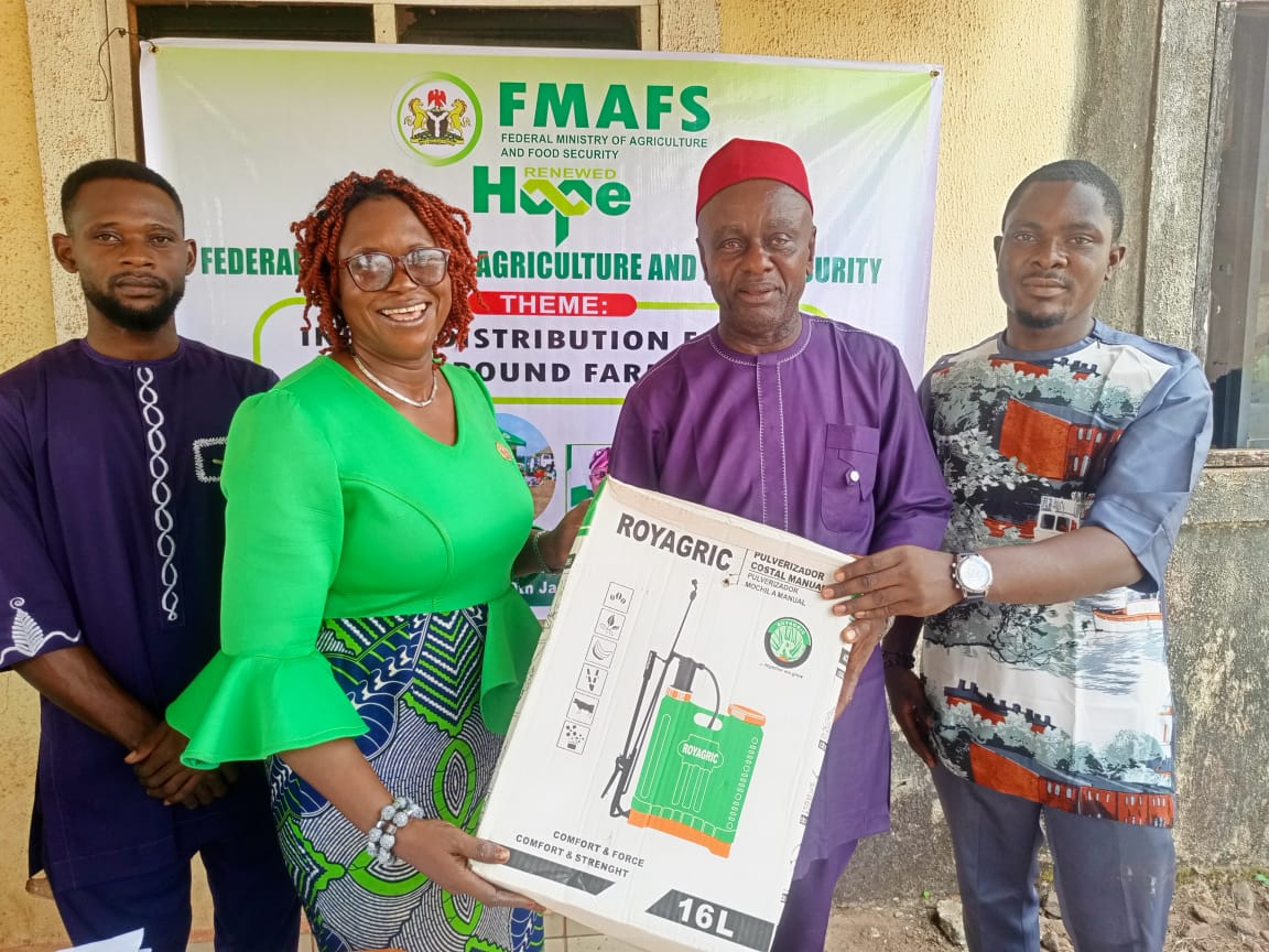 *FEDERAL MINISTRY OF AGRICULTURE AND FOOD SECURITY (FMAFS)  DONATES 30 KNAPSACK SPRAYERS TO UNIZIK'S CACORP*